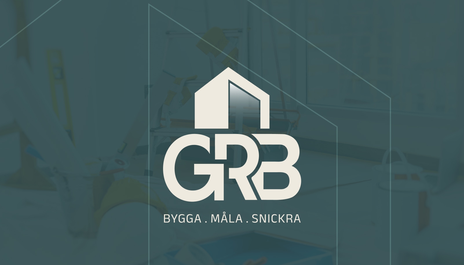 GRB Byggs emblem framför verktyg och material på en arbetsplats